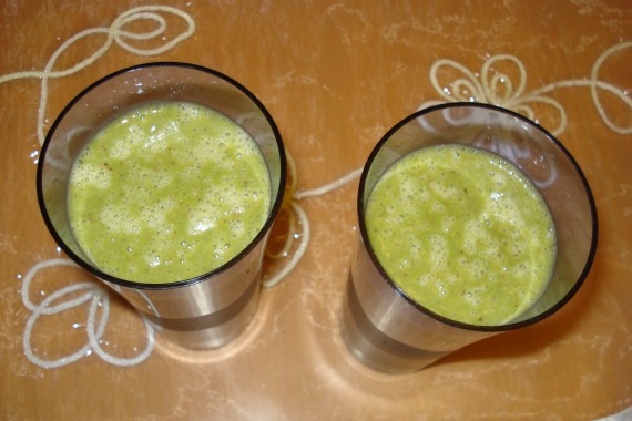 Vitamix Blender and Green Smoothy