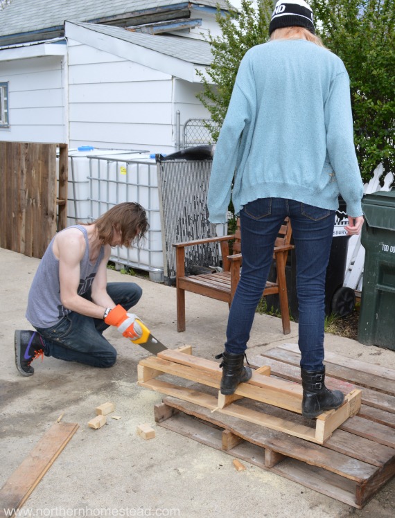 Construction d'une terrasse en palettes facile