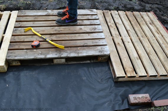 Building An Easy Pallet Deck Northern Homestead - Diy Floating Deck With Pallets