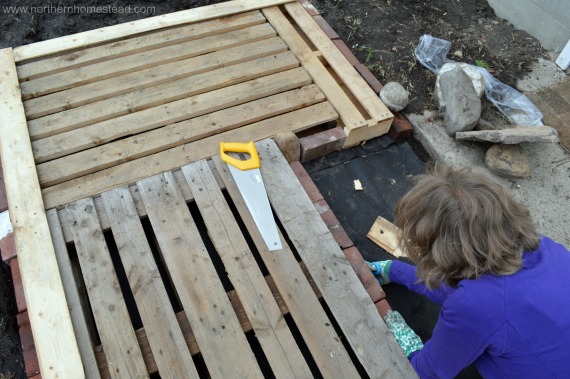 Construire une terrasse en palettes facile