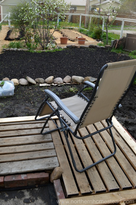 Construction d'une terrasse en palettes facile