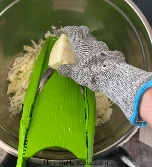 How to make sauerkraut using a water-sealed fermentation crock
